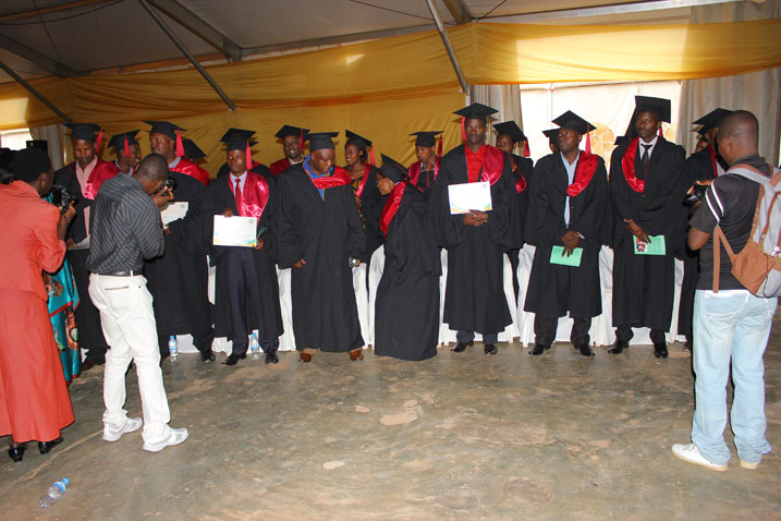 Abanyeshuri bamaze guhabwa Certificats zabo.