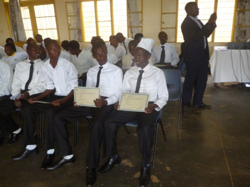 Abanyeshuri barangije amashuri yimyuga bahawe impamyabumenyi.