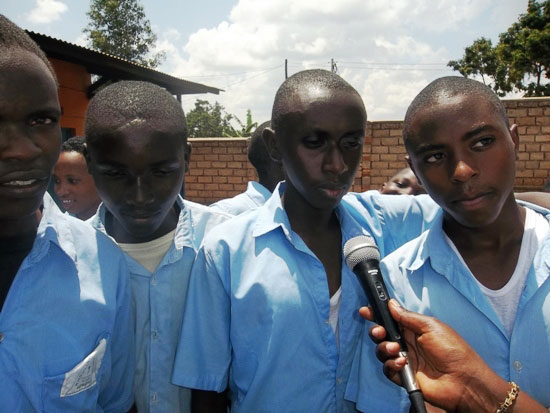 Abanyeshuri barasaba ko bakwigishwa mudasobwa bisanzuye.