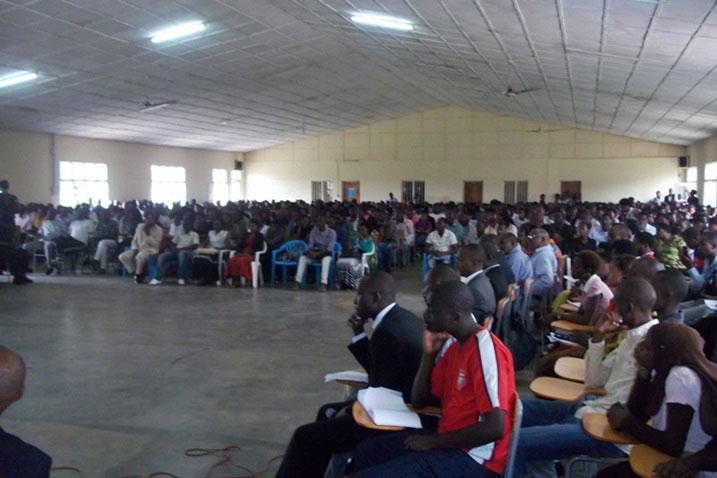 Abanyeshuri bari bitabiriye umuhango wo gutangiza itorero ry'igihugu muri iyi kaminuza ari benshi.