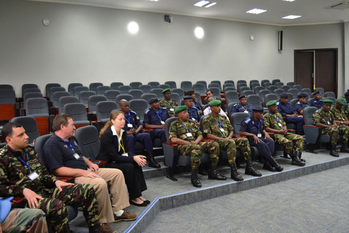 Abanyeshuri bari mu masomo hamwe n'abarimu babo.