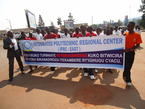 Abanyeshuri bazengurutse umugi wa Kibungo batanga ubutumwa bwo kurwanya ibiyobyabwenge.