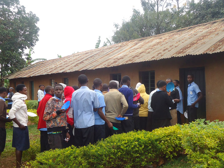 Abanyeshuri bemerewe kurya babanza kunyura ku mukozi ugenzura niba koko barishyuye imisanzu ibahesha uburenganzira bwo kurya.