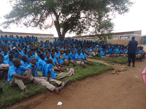 Abanyeshuri biga ku ishuri ry