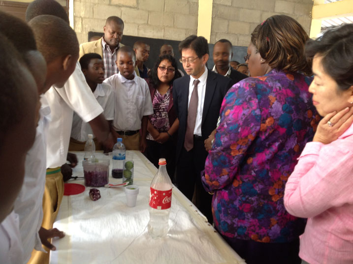 Mu nkambi ya Kigeme hasanzwe amasuri kuva ku irerero ry'abana b'incuke kugeza ku ishuri ryisumbuye. Aha Abanyeshuri biga mu ishuri ryisumbuye berekanaga bimwe mu byo bize mu ishami ry'ubumenyi.