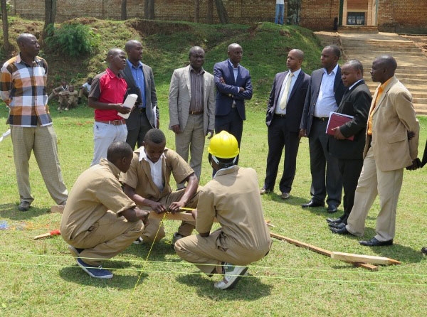 Abanyeshuri biga ubwubatsi mu kizamini cy