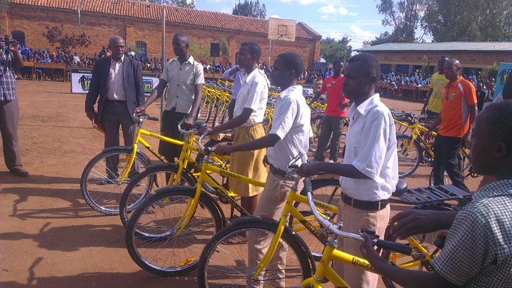 Abanyeshuri bishimiye huhabwa ayo magare.