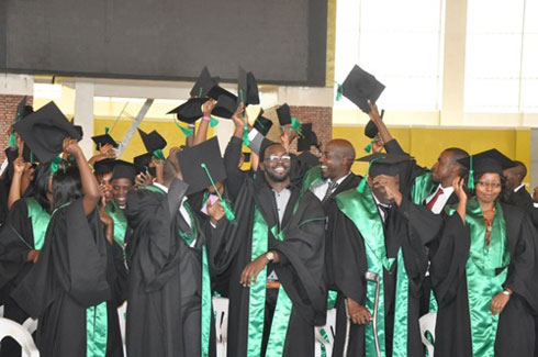 Abanyeshuri bisihimira ko basoje amasomo yabo.