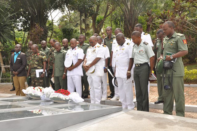 Abanyeshuri bo mu Ishuri rikuru rya Gisirikare rya Nigeria basuye urwibutso rwa Jenoside rwa Gisozi.