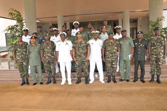 Abanyeshuri bo mu Ishuri rikuru rya Gisirikare rya Nigeria hamwe n'abayobozi mu gisirikare cy'u Rwanda.