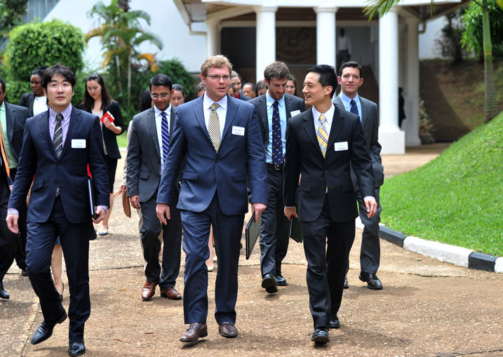 Abanyeshuri bo mu ishuri ry'icungamutungo rya Kellogg nyuma yo kuganira na Perezida Kagame.