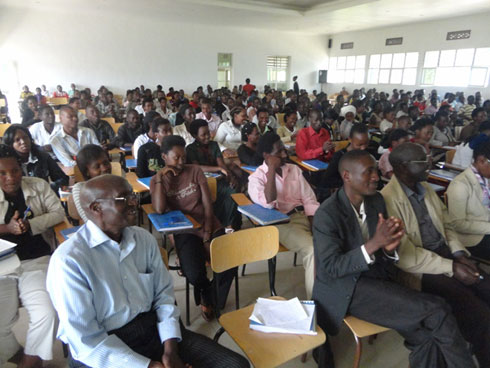 Abanyeshuri n'abarimu muri INES Ruhengeri bakurikiye iki kiganiro.