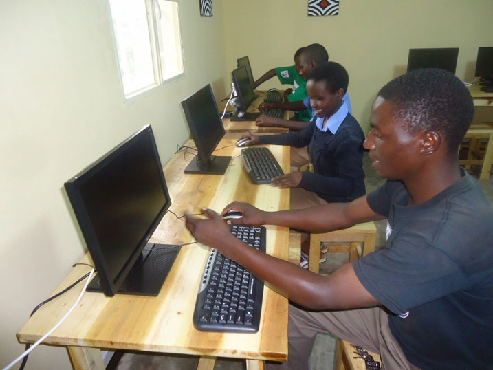 Abanyeshuri nabo ngo biteguye kugana ikoranabuhanga biyungura ubumenyi bakoresheje iki kigo.