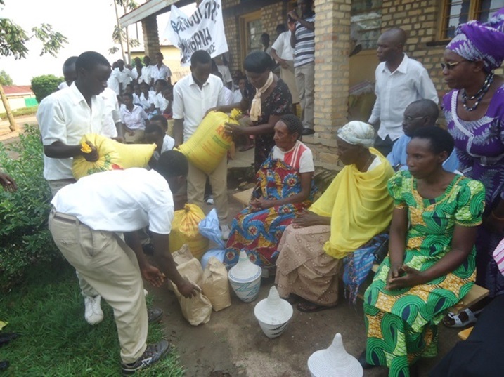 Abanyeshuri ba G. S. Nyamagana bashyikiriza abatishoboye inkunga bishatsemo.