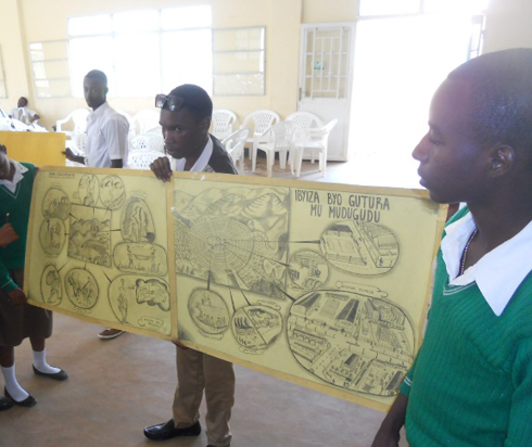 Abanyeshuri ba Rukoma bamurika igishushanyo.