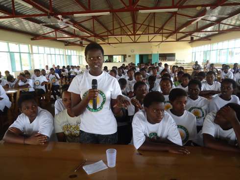 Abanyeshuri bahawe umwanya babaza ibibazo bafite.