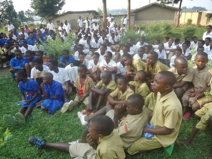 Abanyeshuri baje gufata mu mugongo abatishoboye.