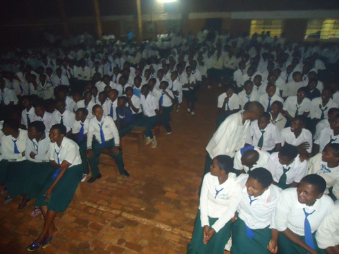 Abanyeshuri bari bishimye cyane.