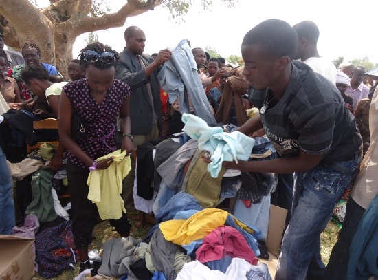 Abanyeshuri basaranganya imfashanyo abo yari igenewe.