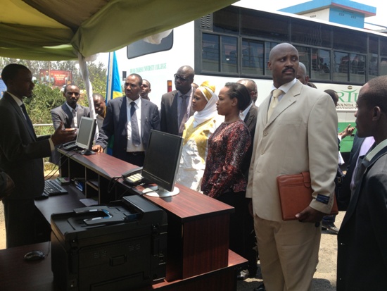 Abanyeshuri basobanurira abayobozi batandukanye uburyo umukozi yakiriye abamugannye kuri reception.