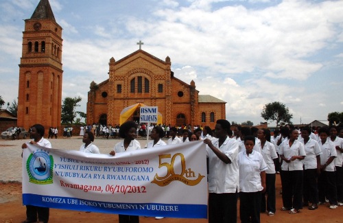 Abanyeshuri batangiye umutambagiro nyuma ya misa yabimburiye ibirori.