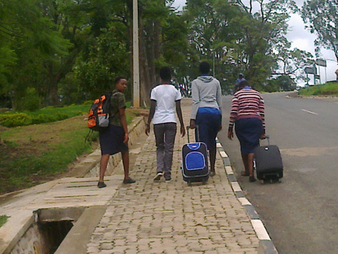 Bamwe mu banyeshuli birukanwe bafashe ibikapu byabo berekeza iwabo.