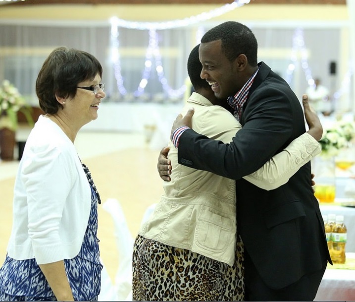 Abanyeshuri bishimiye kongera guhura n'abarimu babigishaga.