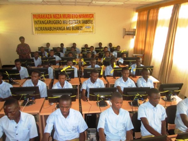 Abanyeshuri bo muri ETO Nyamata bakoresha mudasobwa bahawe na MTN.