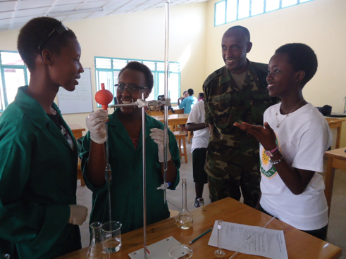 Hari bimwe abanyeshuri basobanuriwe muri laboratwari nabo berekana ubumenyi bamaze kugeraho.