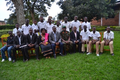 Abanyeshuri n'abayobozi mu gikorwa cyo kubakangurira ibyiza by'urugerero.