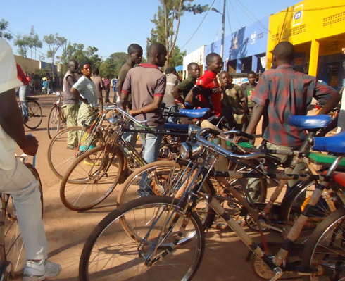 Abanyonzi bakora umwuga wo gutwara abantu ku magare.