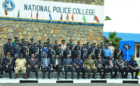 Abapolisi bakuru barangije mu Ishuri Rikuru rya Polisi i Musanze bari kumwe n'abayobozi batandukanye.