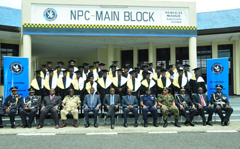 Abapolisi barangije ikiciro cya kabiri cya kaminuza muri KIE bari kumwe n'abayobozi batandukanye.