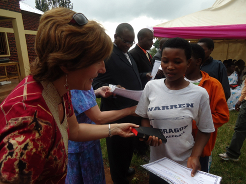 Bamwe mu barangije kwiga kudoda babifashijwemo n