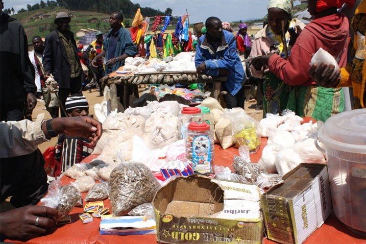 Abarema isoko rya Gashubi ngo bazana ibicuruzwa bikeya bashoboye kwikorera kugirango imvura nigwa babone uko babyanura.