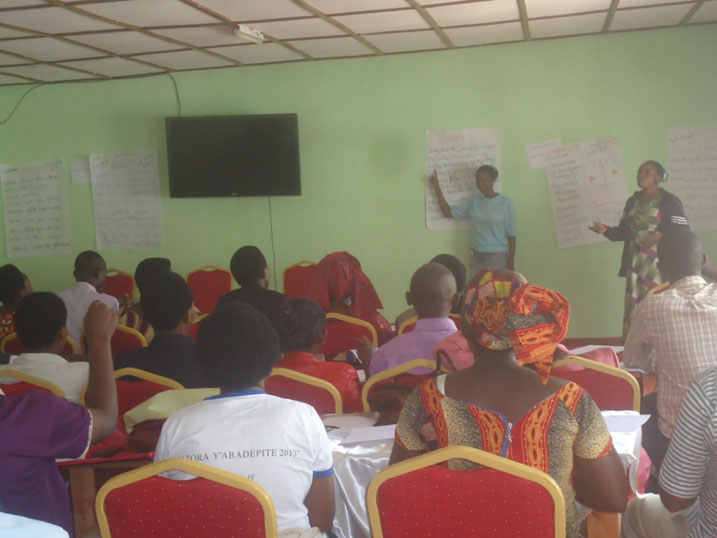 Abarezi bahabwa ubumenyi ku rurimi rw