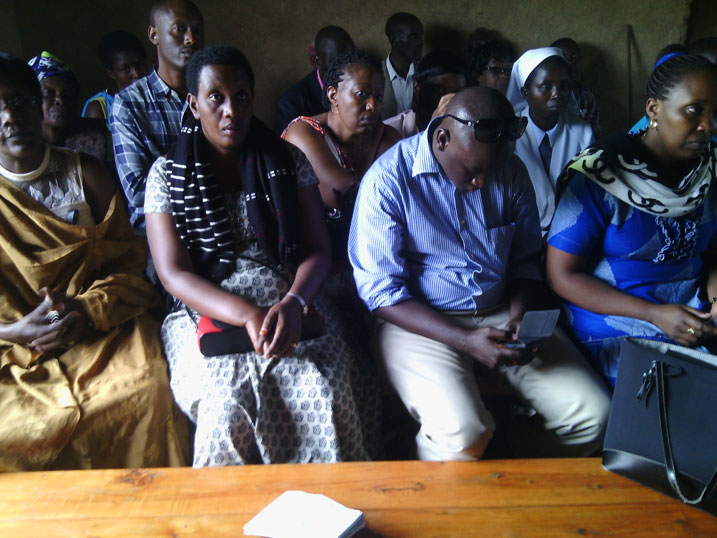 Abari baherekeje umuryango wa Sebitabi ubwo batangaga imbabazi, byahujwe no kwibuka ababo bashyinguye aho bari batuye.