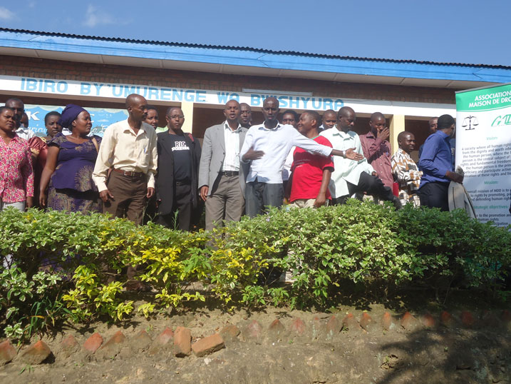 Abari bitabiriye ayo mahugurwa bafata ifoto y