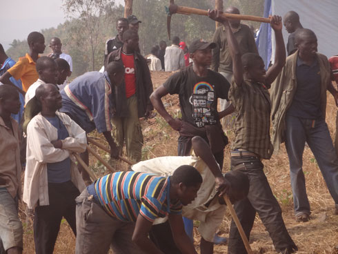 Abari ku muganda bacukura ubwiherero mu nkambi ya Kiyanzi.