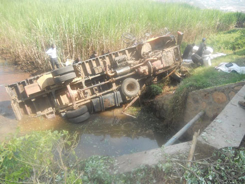 Imodoka yagonze Uwaramba yamujyanye mu mugezi kandi abari mu modoka ntacyo babaye keretse shoferi wakomeretse.