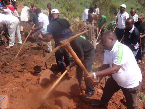 Mu nkambi ya Kiyanzi hakozwe umuganda wo kuhakora isuku.
