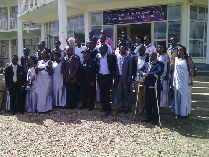 Abari mu nama y'igihugu y'abafite ubumuga ku rwibutso rwa Jenoside rwa Murambi.