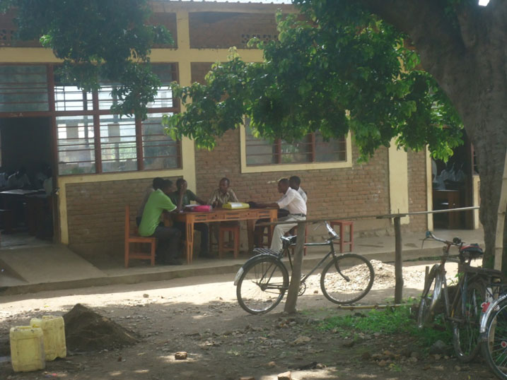 Abarimu bo ku rwunge rw'amashuri rwa Murira barimo gutegura amasomo hanze.