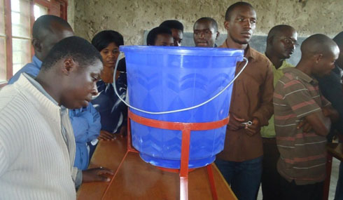 Abarimu bari mu mahugurwa ku bikoresho bya science bahawe na Rhenanie Palatinat.