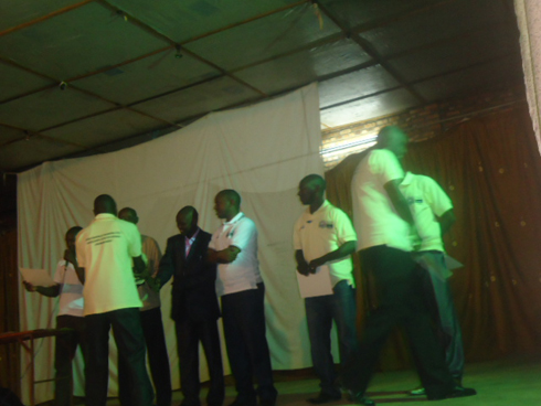 Abarimu bateguye abanyeshuri na bo bahawe ibyemezo by'ishimwe