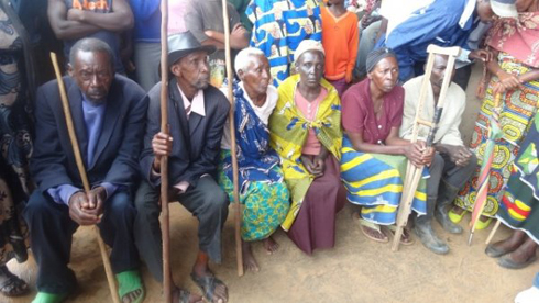 Abarokotse Jenoside batishoboye bo mu murenge wa Mutete bahawe ubufasha.