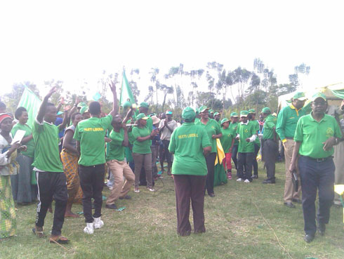 Abarwanashyaka ba PL mu kwishimana n'abayobozi babo.