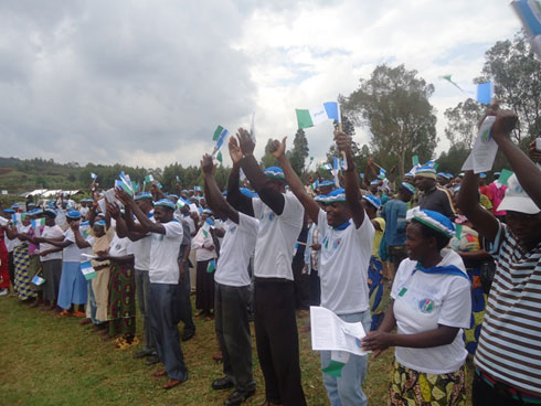 Abarwanashyaka ba PSD bo mu turere twa Nyamasheke na Rusizi bateraniye i Gashirabwoba muri Nyamasheke bamamaza ishyaka ryabo.