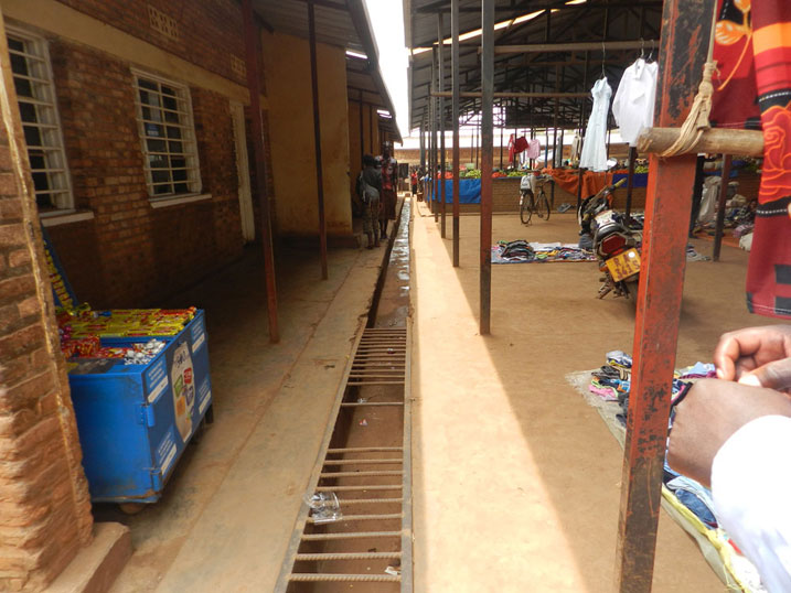 Abasanzwe bacururiza ahegereye ahacururizwa inyama bavuga ko n'isuku y'imbere yaho ikemangwa.