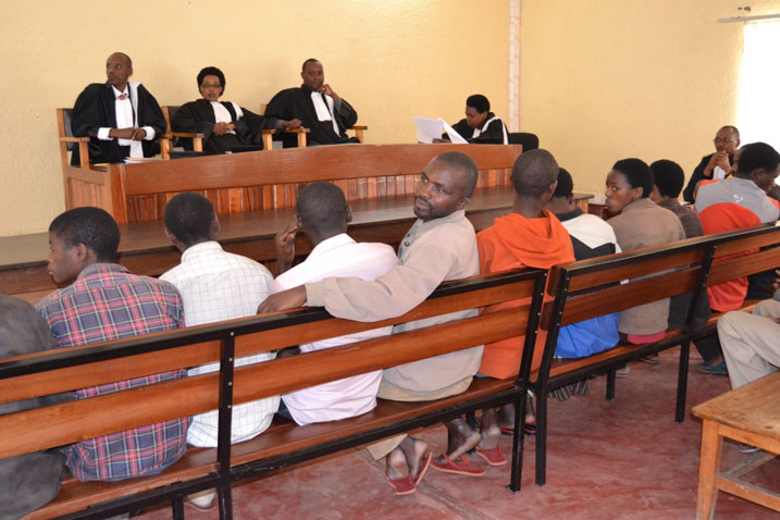 Abashinjwa gutera ibisasu no kurasa umupolisi mu karere ka Musanze bari imbere y